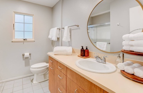 University City House | ✔Remote Work✔Self Check-In✔Streaming✔200Mbps
