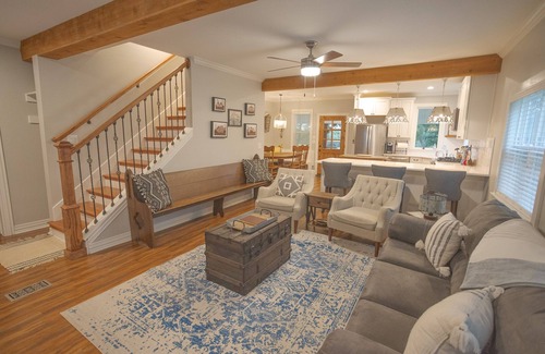 Schulenburg House | Ren Farmhouse! 17 acres | Game Barn! | 10 mi to Wed Venues!