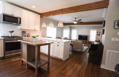 Schulenburg House | Ren Farmhouse! 17 acres | Game Barn! | 10 mi to Wed Venues!