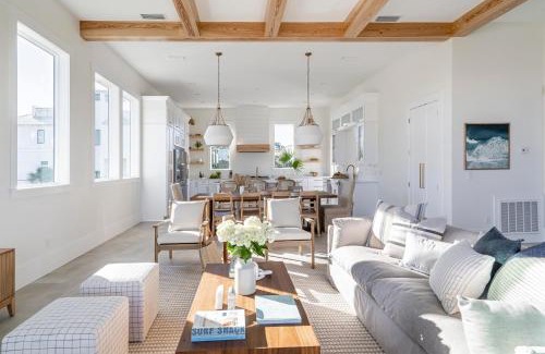 Frangista Beach House | Rendezvous by AvantStay Modern Haven w Game Room Roof Top Pool Close to Beach