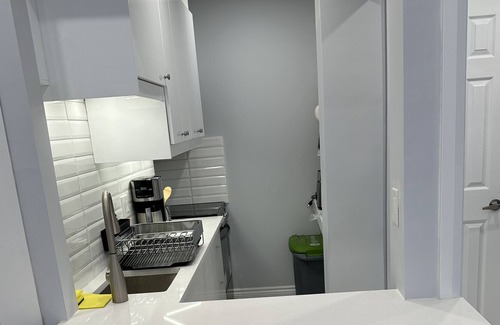 Shaughnessy Village Apartment | RENOV! COZY 4 1/2 DT MTL W/Patio