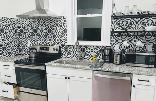 Forest Hills Apartment | Renovated 1 Bedroom in Forest Hills - B