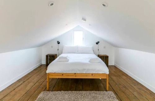 Histon Condo | Renovated 19th Century Barn with Free Parking