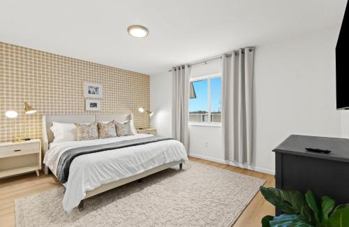 Royal Oak Apartment | Renovated 1BR Upper Flat Modern King Suite