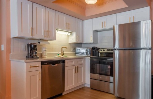 Bay Esplanade Apartment | Renovated 2025 - Retro Beach Oasis with Color Pop