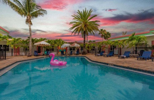 Bay Esplanade Apartment | Renovated 2025 - Retro Beach Oasis with Color Pop