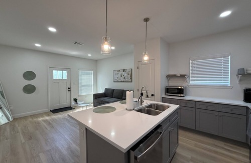Oak Cliff House | Renovated 2BR/1BA Duplex Unit in Bishop Arts