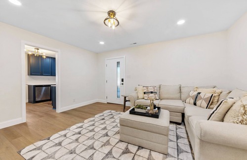 North Charlotte House | {Renovated 2BR in CLT – Where Location, Comfort & Mild Bragging Rights Collide}