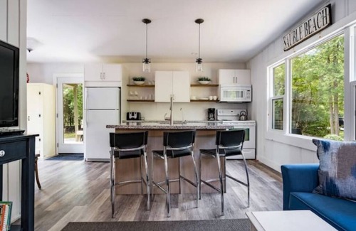 Sauble Beach Cottage | Renovated 3 bedroom /2 bathroom close to beach and downtown