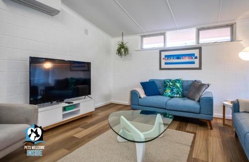 Victor Harbor House | Renovated 3BR One Street to Beach