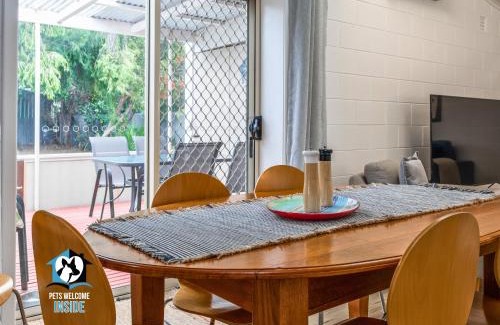 Victor Harbor House | Renovated 3BR One Street to Beach