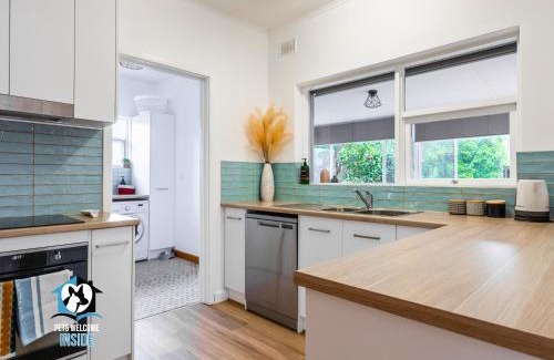 Victor Harbor House | Renovated 3BR One Street to Beach