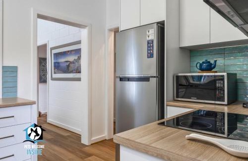 Victor Harbor House | Renovated 3BR One Street to Beach