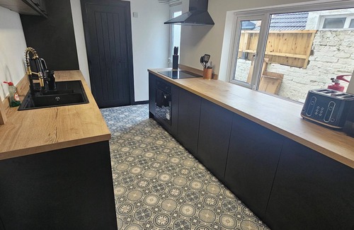 Gillingham House | Renovated, 4 Bed 2 Bath - Close to Hospital & Town