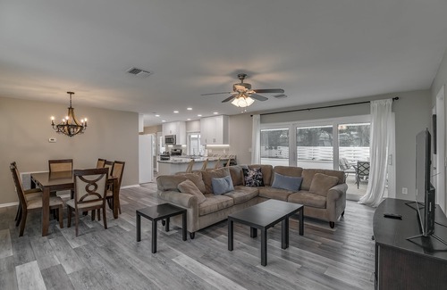 Melbourne House | Renovated 4 Bedroom/3 Bath/Pool Home Sleeps 14