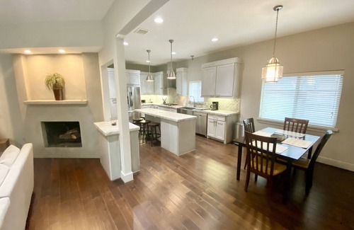 Houston House | Renovated 4 Bedroom + Study, 3.5 Bath Private Home Fully-furnished near MDA, TMC