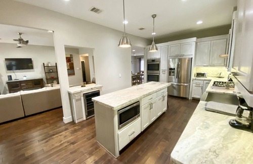 Houston House | Renovated 4 Bedroom + Study, 3.5 Bath Private Home Fully-furnished near MDA, TMC