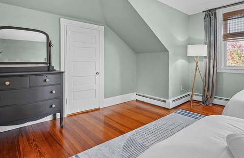 Warren Apartment | RENOVATED, 4 beds! Walk to Water w/Parking, Historic District