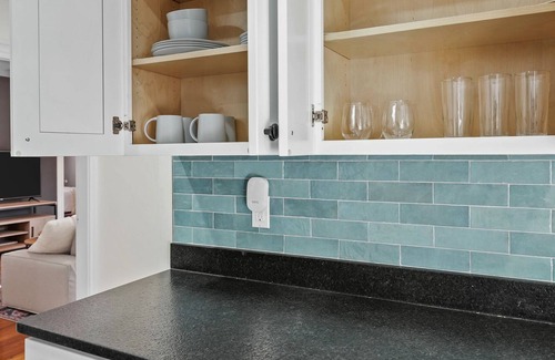 Warren Apartment | RENOVATED, 4 beds! Walk to Water w/Parking, Historic District