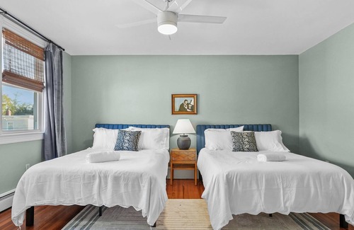 Warren Apartment | RENOVATED, 4 beds! Walk to Water w/Parking, Historic District