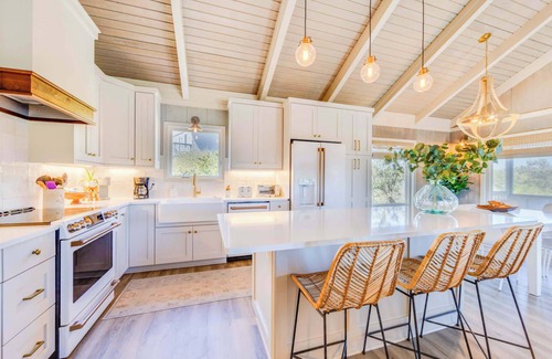 Duck House | Renovated ~ 4Mins to Beach & Community Pool!