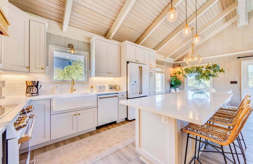 Duck House | Renovated ~ 4Mins to Beach & Community Pool!