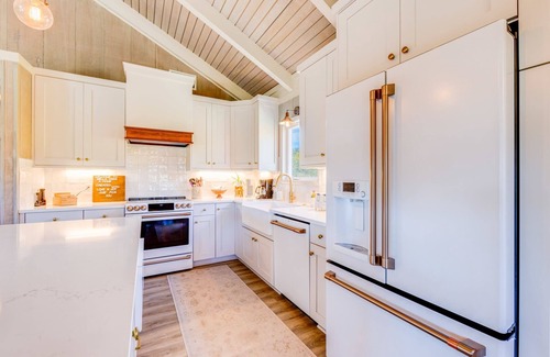 Duck House | Renovated ~ 4Mins to Beach & Community Pool!