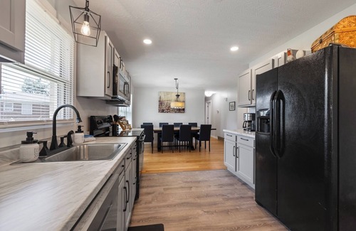 Hikes Point House | Renovated 5BR Retreat 2 Living Rooms Sleeps/Dining for 10, Close to major HWY's