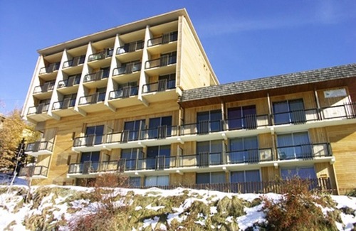 Orcieres-Merlette Apartment | Renovated apartment for 9, near slopes, equipped kitchen, linen included in winter