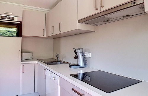 Les Menuires Apartment | Renovated Apartment Near Slopes with Balcony, Sauna, Hammam, and Free WIFI