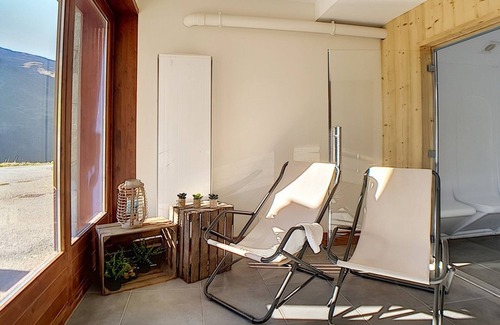 Les Menuires Apartment | Renovated Apartment near Slopes with Balcony, Sauna, Hammam & Free WIFI