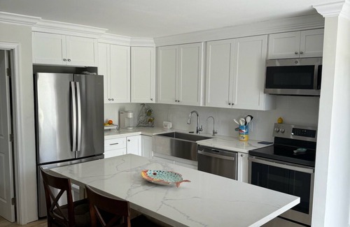 Treasure Cay Villa | Renovated Beach Villa 671. Steps away from the beach. Sleeps 6. WiFi. Laundry