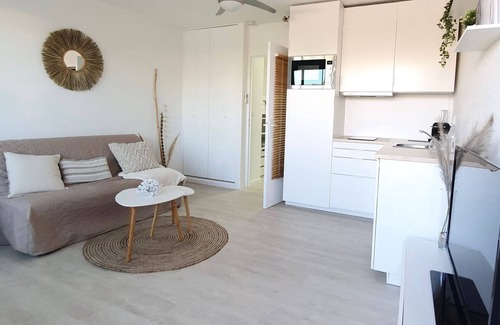 La Petite Motte Condo | Renovated Boho Studio ☀ Pool | Beach | Queen-size bed