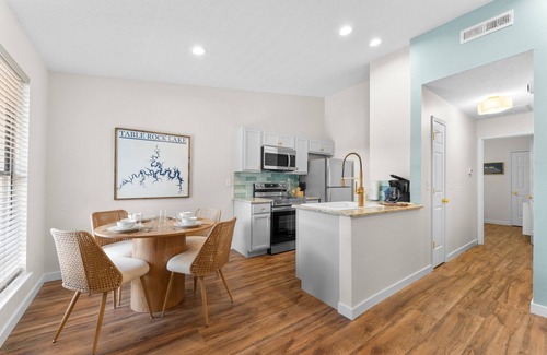 Kimberling City House | Renovated Bungalow-Walking Trail to Table Rock-Cmty Pool, Pickleball, Mini Golf & More-Free Tickets