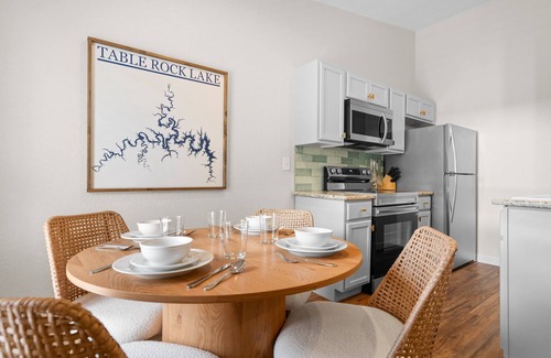 Kimberling City House | Renovated Bungalow-Walking Trail to Table Rock-Cmty Pool, Pickleball, Mini Golf & More-Free Tickets