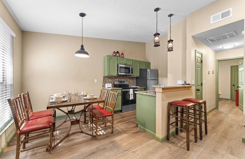 Kimberling City House | Renovated Bungalow w Table Rock Lake Access-Mini Golf-Tennis-Near Silver Dollar City w Free Tickets