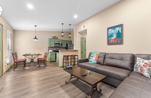 Kimberling City House | Renovated Bungalow w Table Rock Lake Access-Mini Golf-Tennis-Near Silver Dollar City w Free Tickets