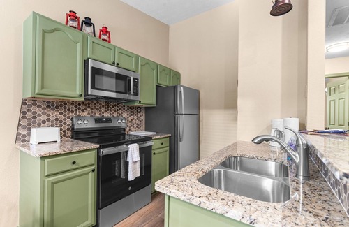 Kimberling City House | Renovated Bungalow w Table Rock Lake Access-Mini Golf-Tennis-Near Silver Dollar City w Free Tickets