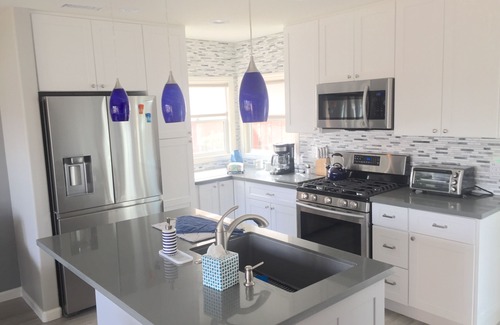 South Oceanside House | Renovated bungalow, Private backyard, near beach/restaurants, AC, Bikes