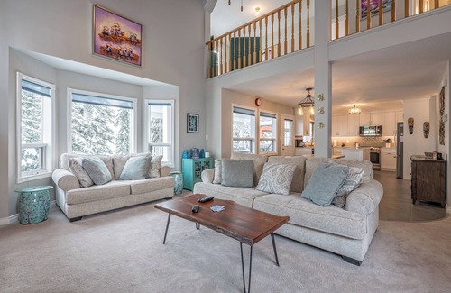 Silver Star Mountain Ski Chalet | Renovated Home - Best location on Mountain - Steps from the Trails and Village!