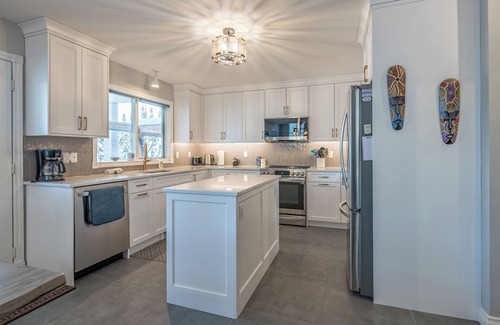 Silver Star Mountain Ski Chalet | Renovated Home - Best location on Mountain - Steps from the Trails and Village!