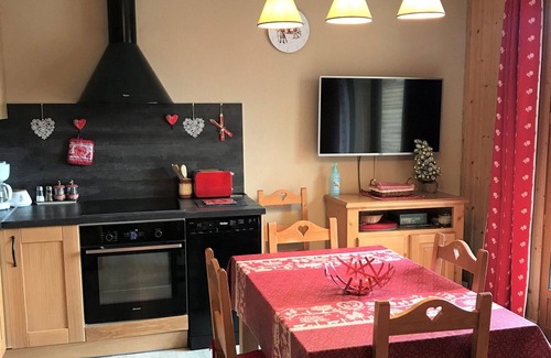 La Joue du Loup Ski Chalet | Renovated chalet for 6 with WIFI and free parking in La Joue du Loup