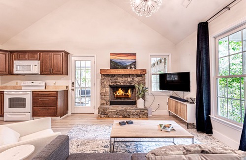 Bryson City Cottage | Renovated Cozy Cottage in Bryson City! Experience the cool Smokies!