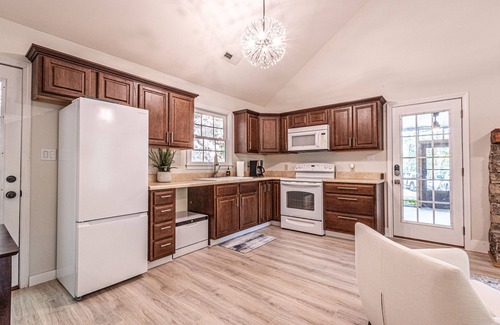 Bryson City Cottage | Renovated Cozy Cottage in Bryson City! Experience the cool Smokies!