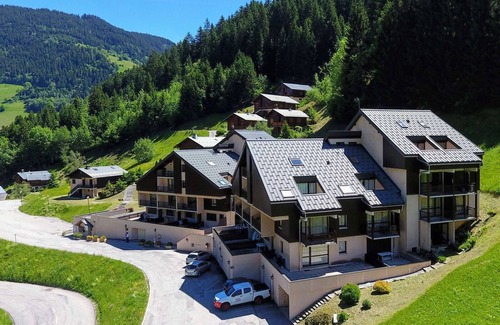 Beaufort Apartment | Renovated duplex for 6 people with loggia near slopes