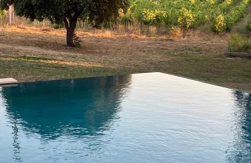 Beaumont-de-Pertuis House | Renovated farmhouse in the Luberon with heated swimming pool in the heart of vineyards and olive groves