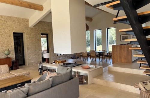 Beaumont-de-Pertuis House | Renovated farmhouse in the Luberon with heated swimming pool in the heart of vineyards and olive groves