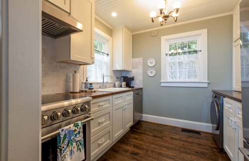 Athens House | Renovated Five Points Carriage House with Private Fenced Yard! Pet Friendly!