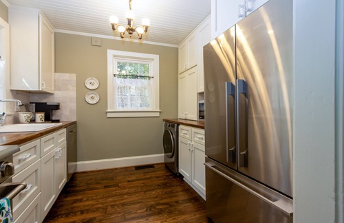 Athens House | Renovated Five Points Carriage House with Private Fenced Yard! Pet Friendly!