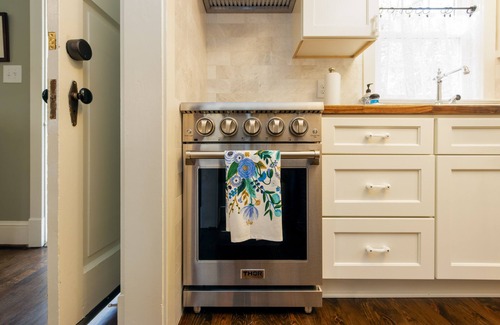 Athens House | Renovated Five Points Carriage House with Private Fenced Yard! Pet Friendly!